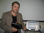 Цыпуштанов Александр Григорьевич проводит настройку прибора &laquo;Spectrotest&raquo;